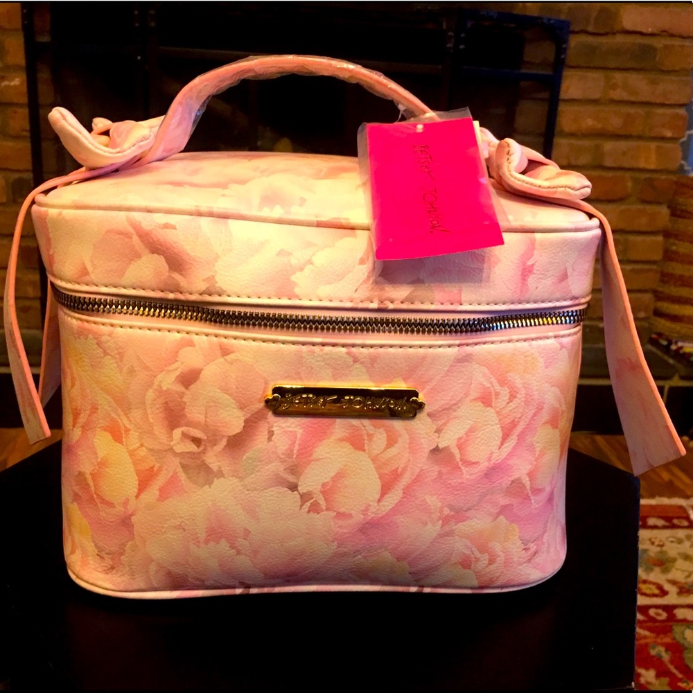 BETSEY JOHNSON Puffy Bow Train Case (Blush Floral)